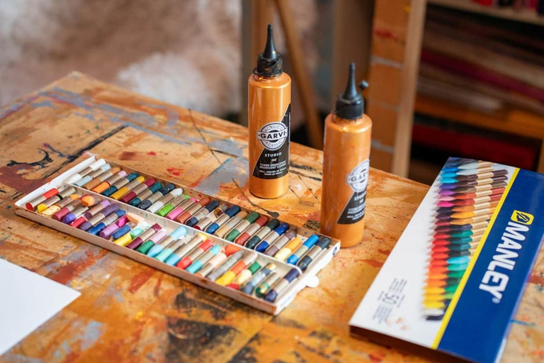 Large-scale painting and art workshop with wine in central Madrid Large-scale painting and wine art workshop in central Madrid