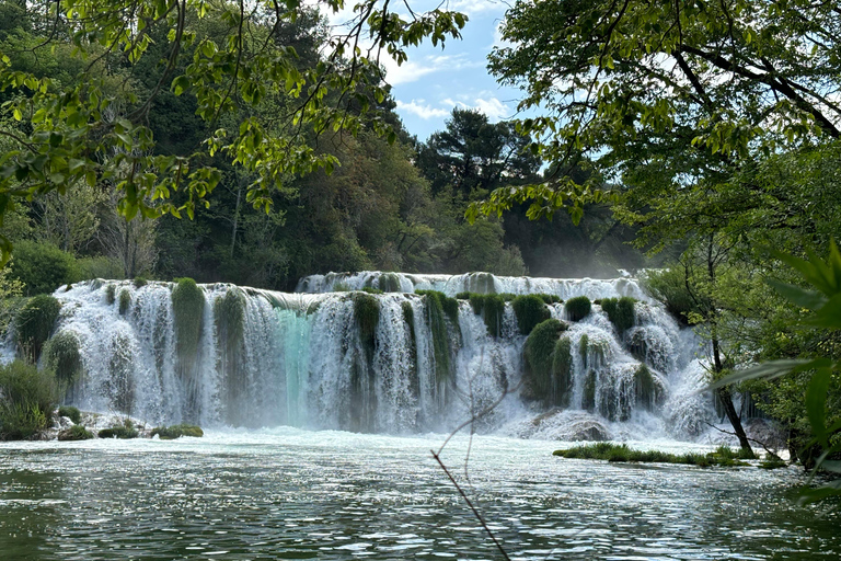 Zadar: wycieczka do wodospadów Krka, rejs statkiem i kąpielPopołudniowa wycieczka z Zadaru do Krki z biletami i rejsem