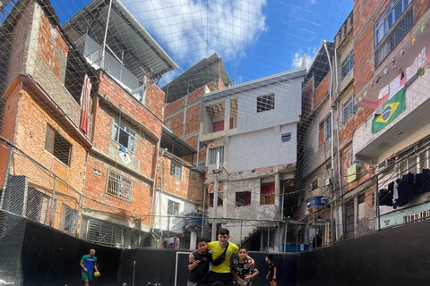 Ervaring in het "Fifa Street"-veld + Favela Tavares Bastos-tourErvaring op het basketbalveld "Fifa Street" + rondleiding door de favela Tavares Bastos