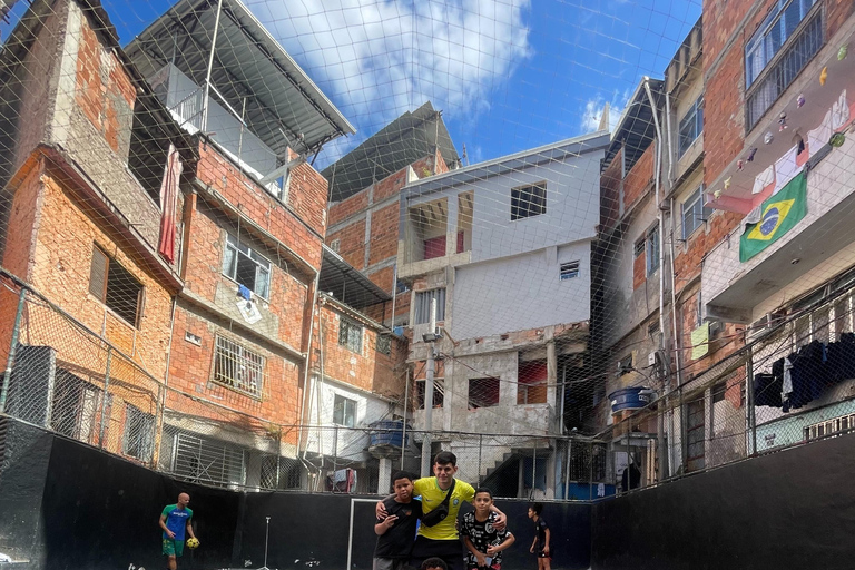 Ervaring in het "Fifa Street"-veld + Favela Tavares Bastos-tourErvaring op het basketbalveld "Fifa Street" + rondleiding door de favela Tavares Bastos