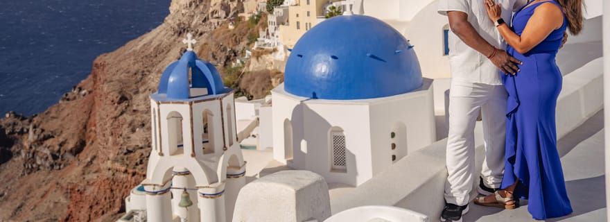 Oia : Photos de couple à l'entrée du Dôme Bleu