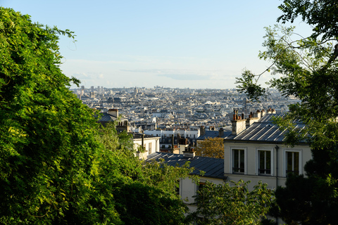 Paris: Experience the romance of Montmartre on a walk with a pro photographer Paris: Experience romance in Montmartre, a walk with a photographer in English