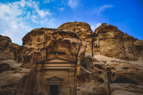 Amman: Petra, Dead sea, Aqaba, and Wadi-rum 2 days tour.Vervoer &amp; accommodatie