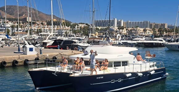Benalmádena: Katamaran-Kreuzfahrt mit Getränken und Badepause