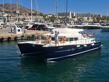 Benalmádena: Catamaran Cruise with Drinks and Swim Stop