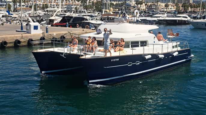 Benalmádena: Catamaran Cruise with Drinks and Swim Stop