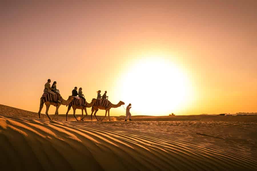 Dubai: Kameltrek bei Sonnenuntergang, Al Khayma Camp, Sternenguckerei & BBQ. Foto: GetYourGuide Dubai: Kameltrek bei Sonnenuntergang, Al Khayma Camp, Sternenguckerei & BBQ. Foto: GetYourGuide