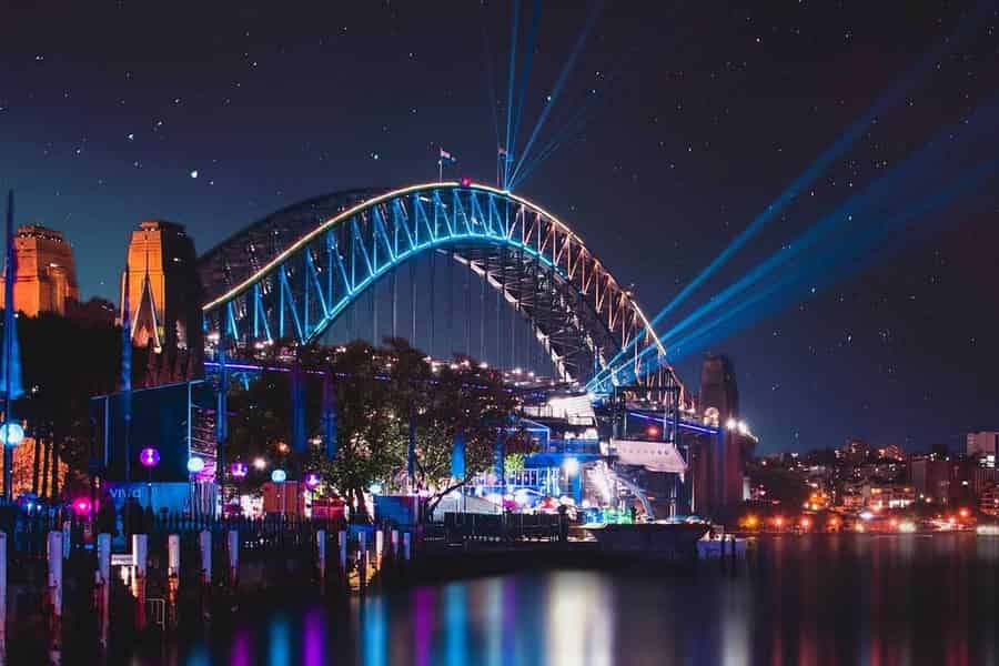 Sydney: Vivid-Bootsfahrt mit Abendessen vom Buffet und unbegrenzten Getränken. Foto: GetYourGuide Sydney: Vivid-Bootsfahrt mit Abendessen vom Buffet und unbegrenzten Getränken. Foto: GetYourGuide