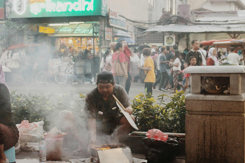 Yogyakarta : Promenade historique nocturne et dégustation de cuisine de rue