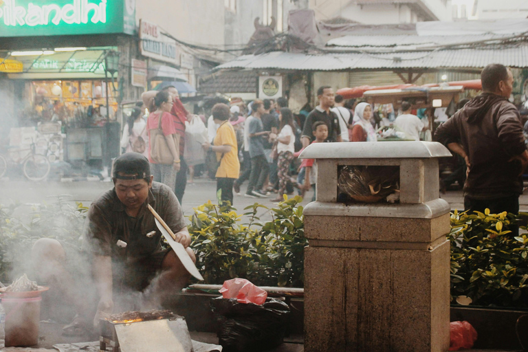 Yogyakarta : Promenade historique nocturne et dégustation de cuisine de rue