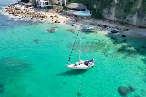Voilier : Exploration et plongée avec masque et tuba, coucher de soleil et navigation romantique.