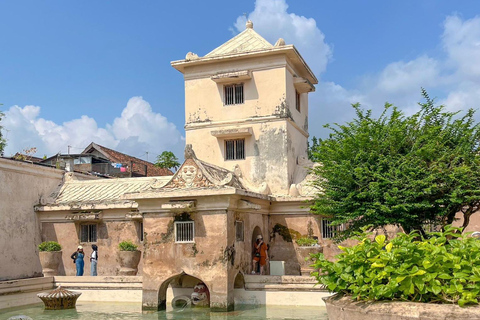 Yogyakarta: alquiler de coche privado con conductor en inglés en furgoneta