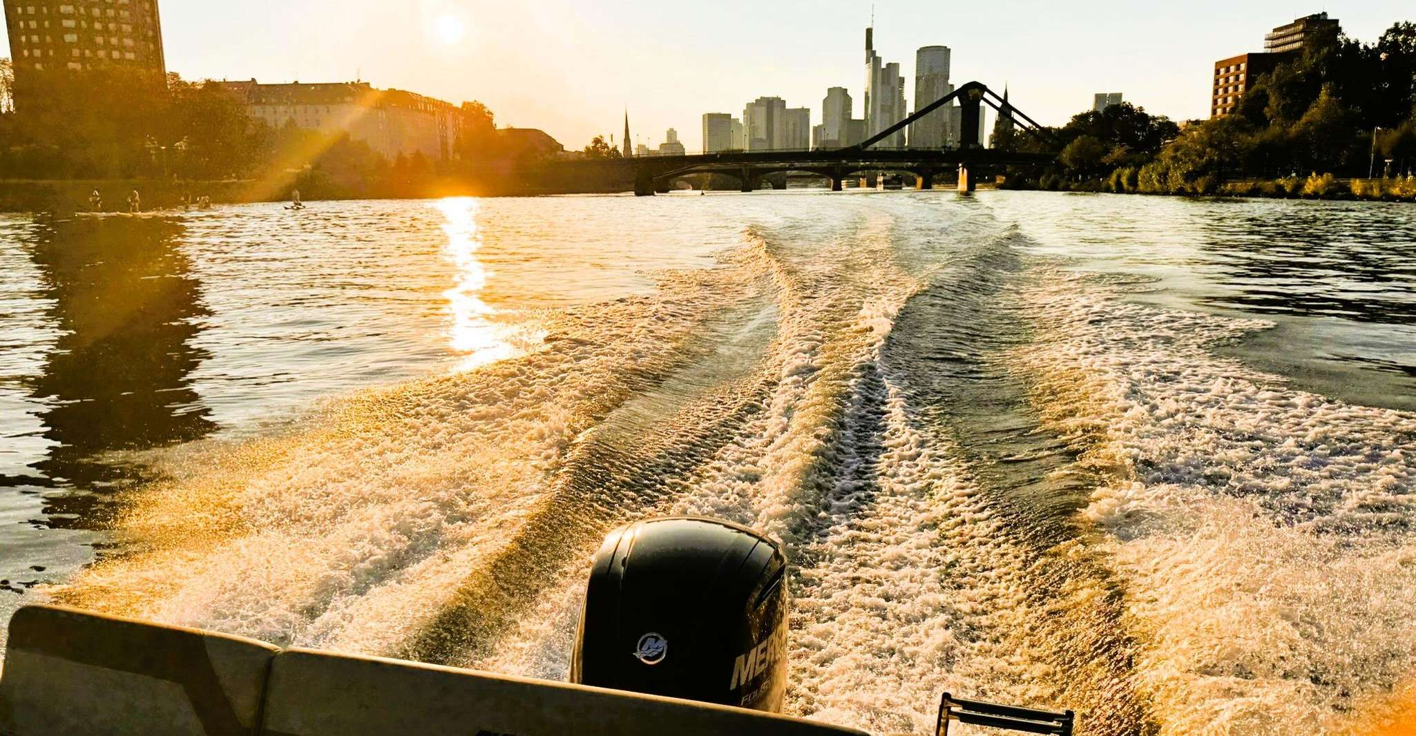 Frankfurt: Private Sport Boat Tour - Speed, Fun & Skyline
