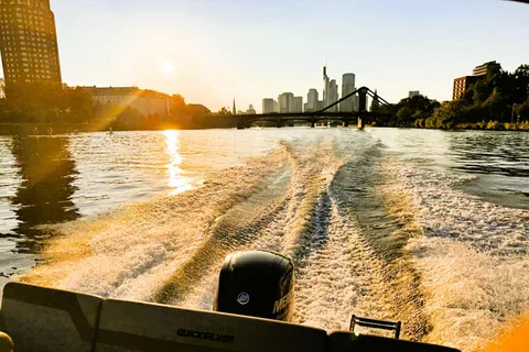 Frankfurt: Tour en barco deportivo privado - Velocidad, diversión y Skyline
