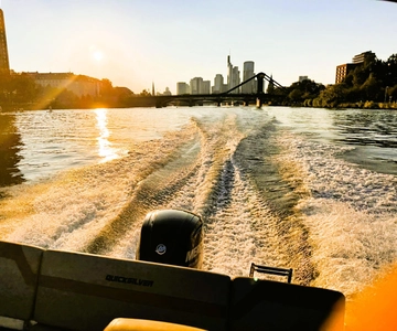 Frankfurt: Tour en barco deportivo privado - Velocidad, diversión y Skyline