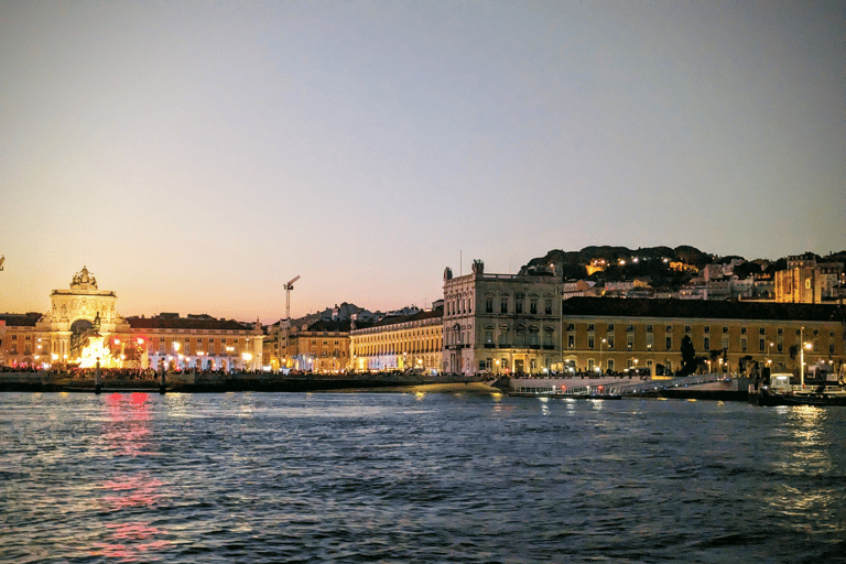 Lissabon: 2 Stunden Bootstour. Gemeinsames Erlebnis. Tag-Sonnenuntergang-NachtLissabon: Bootstour. Gemeinsames Segelerlebnis. Sonnenuntergang.