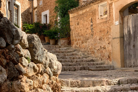 Ville de Fornalutx et randonnée vers les montagnes ferme d&#039;oliviers