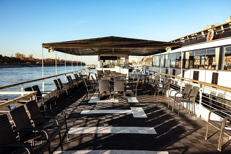 1-Hour Budapest Night Cruise with Unlimited Drinks