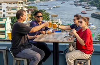 Bangkok: Barhopping bei Sonnenuntergang, Abendessen, Speakeasy und Live-Musik.