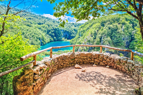 Spalato: tour guidato di 1 giorno ai Laghi di PlitviceSplit: Plitvice Lakes Day Tour - Entry Tickets Not Included