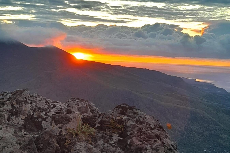 Mauricio: Experiencia inolvidable: Amanecer en la montaña Le Morne¡Mágica excursión al amanecer hasta la cima de Le Morne!