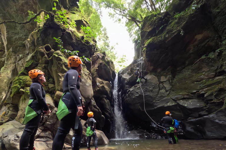 Açores: Aventura de Canyoning no Salto do CabritoAçores: Aventura de canoagem no Salto do Cabrito