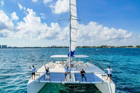 Isla Mujeres: Katamaran z otwartym barem, snorkelingiem i lunchemWycieczka z otwartym barem