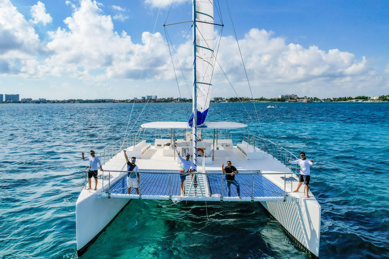 Isla Mujeres: Catamaran met open bar, snorkelen en lunchRondleiding met open bar