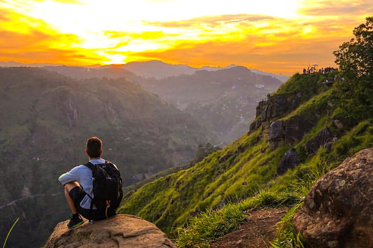 Ella: Passeio de Tuk Tuk ao pôr do sol com caminhada no Pico do Pequeno Adão