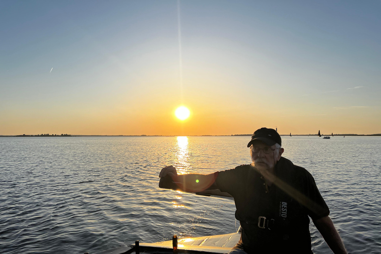 Spakenburg: Rejs autentyczną łodzią rybacką o zachodzie słońcaSpakenburg: Rejs o zachodzie słońca autentyczną łodzią rybacką