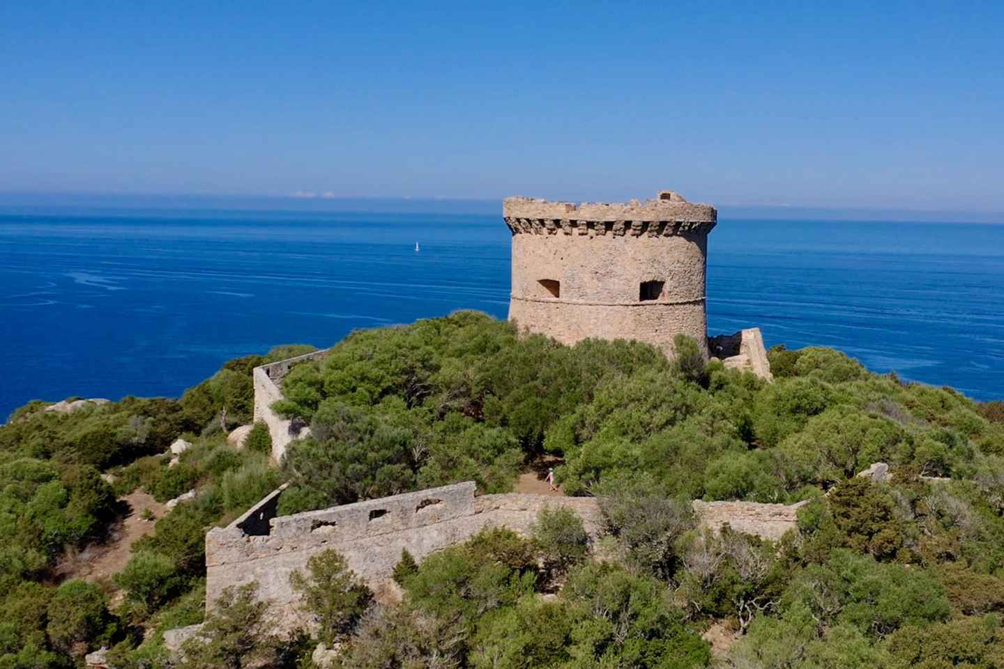 Tour in barca al tramonto lungo la costa riserva