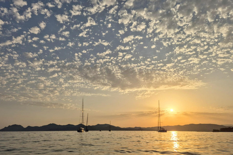 在戛纳乘坐私人游艇欣赏勒里恩群岛的日落在戛纳乘坐私人船只欣赏勒兰群岛的日落