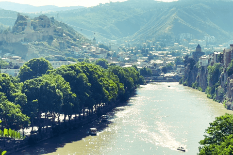 Tbilisi: Giro in barca con visita al fiume e drink di benvenutoTbilisi e fiume Kura: tour con drink di benvenuto