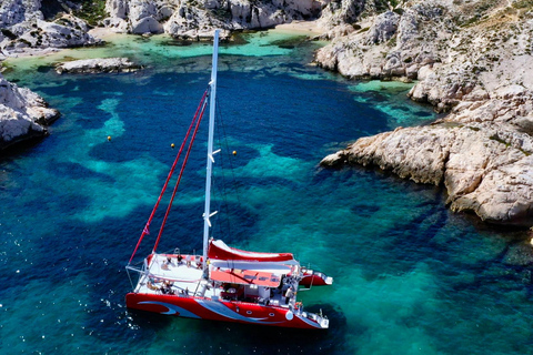 Marseille : Croisière en catamaran dans les Calanques avec déjeuner et vin