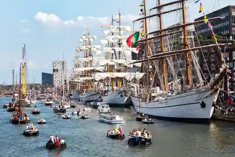 Амстердам: SAIL 2025 с Bulldog Boat Smoke cruise