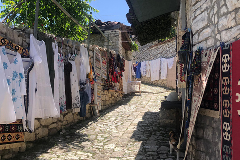 地拉那：含船游与历史讲解的三日导览之旅地拉那：3日导览之旅含乘船游览与历史讲解