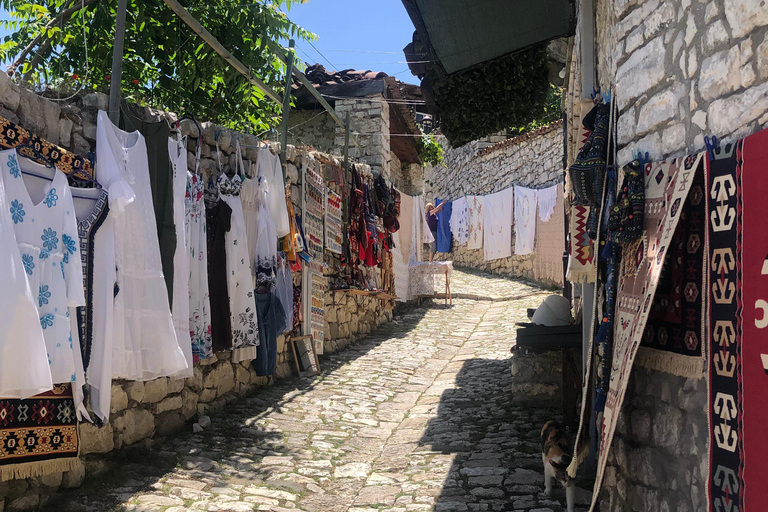 地拉那：含船游与历史讲解的三日导览之旅地拉那：3日导览之旅含乘船游览与历史讲解