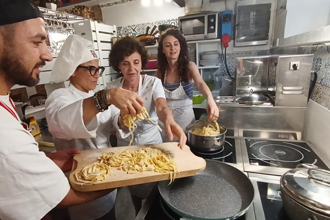 佛罗伦萨：意面制作课程，含晚餐、葡萄酒和... 唱歌！佛罗伦萨：意面制作课程，含晚餐、葡萄酒...还有歌唱！