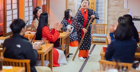 Tokio: Yakatabune-Dinner-Kreuzfahrt mit japanischer Show und Getränken