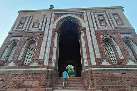 New Delhi: Qutub Minar Entry Ticket Entry Ticket + Tour Guide + Transfer!