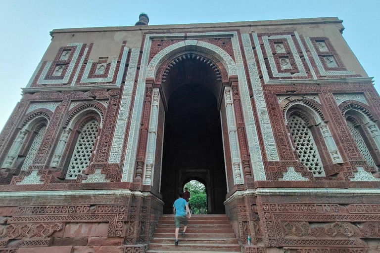 New Delhi: Qutub Minar Entry Ticket Entry Ticket + Tour Guide + Transfer!