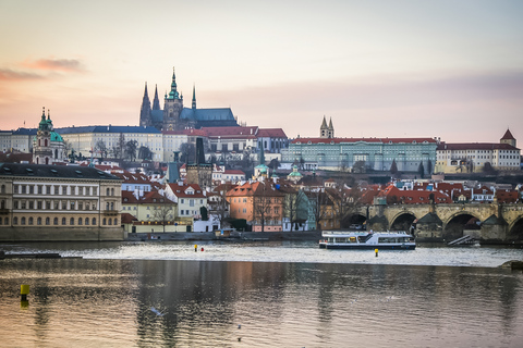 Prag: 50-minütige Sightseeing-Bootsfahrt am Abend