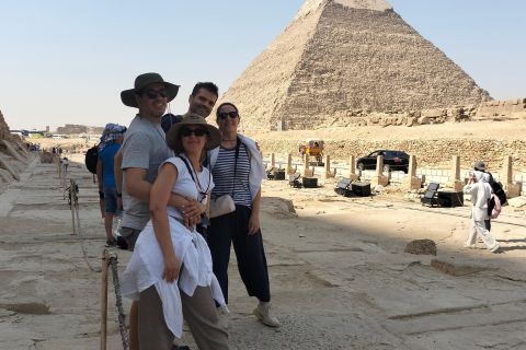 Tour privato di un giorno alle piramidi di Giza, al museo delle mummie e al bazar