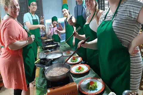 Hue: Clase de cocina vietnamita en casa local y viaje al mercado