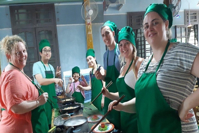 Hue: Clase de cocina vietnamita en casa local y viaje al mercado