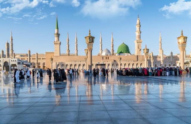Visit Madinah City/Hotel to Jeddah Airport/City Private Transfer in Medina