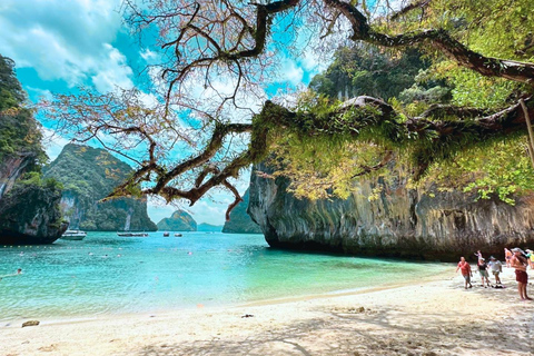 Krabi: Hong Islands Day Tour by Premium Longtail Boat Krabi: Private Premium Longtail Boat Tour to Hong Island