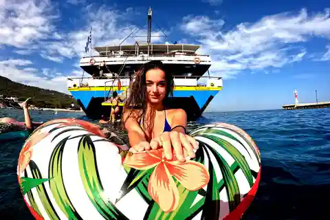 Athens: Swimming Cruise with Lunch, Wine & Live DJ on Board