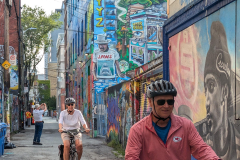 Anda de bicicleta pelos bairros dinâmicos de Toronto