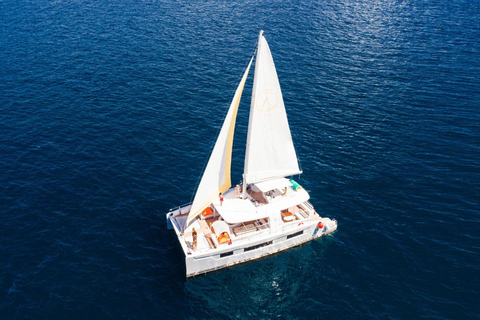 Phuket : excursion en yacht avec déjeuner sur les îles Coral et RachaPhuket : excursion en yacht vers les îles Coral et Racha avec déjeuner